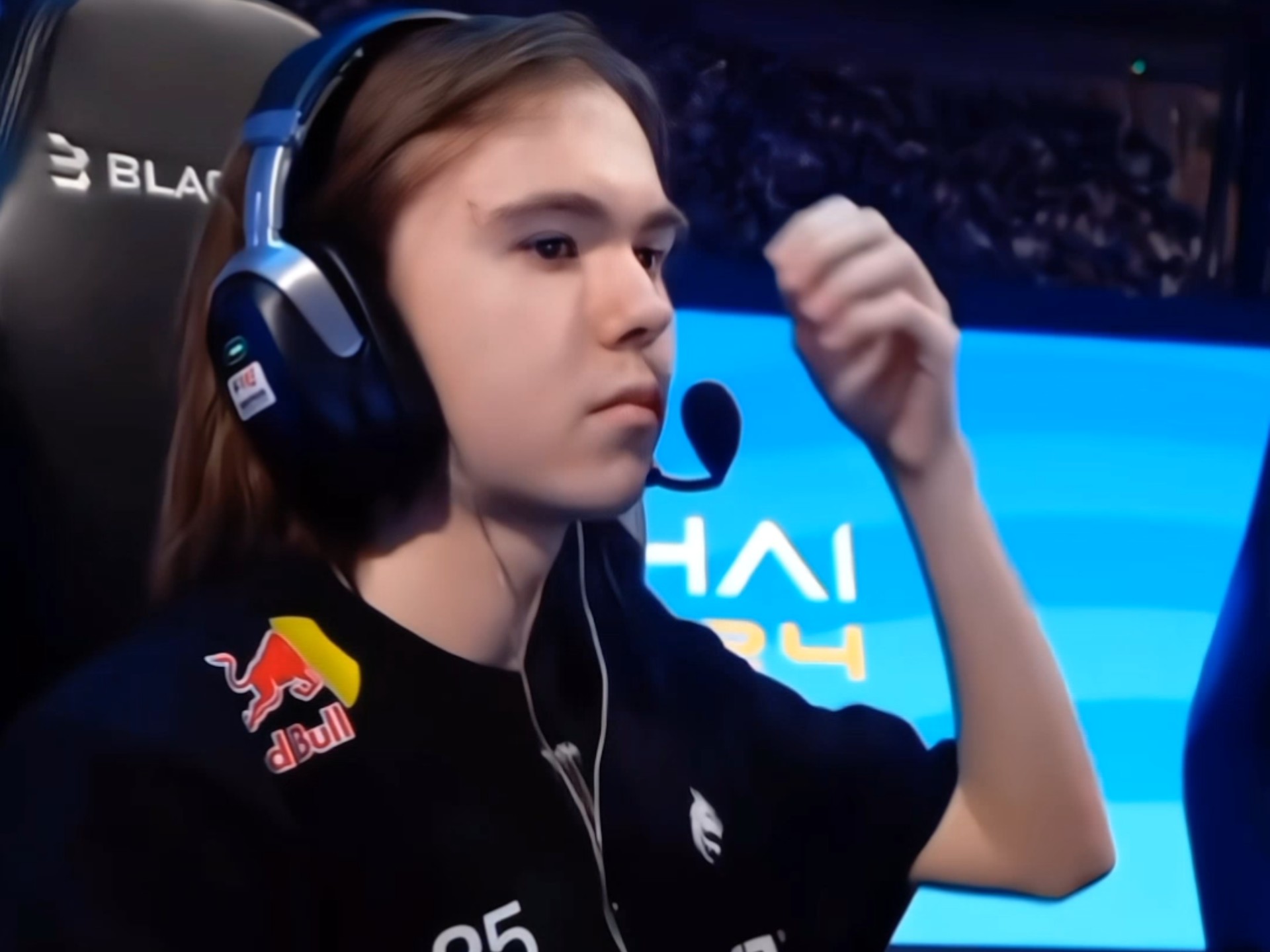 刻展现出超 刻展现出超